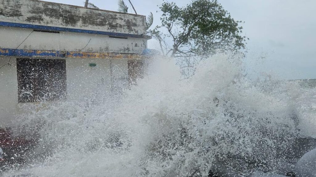Residents block highway at Kannamaly in Kerala’s Ernakulam protesting sea incursion impact