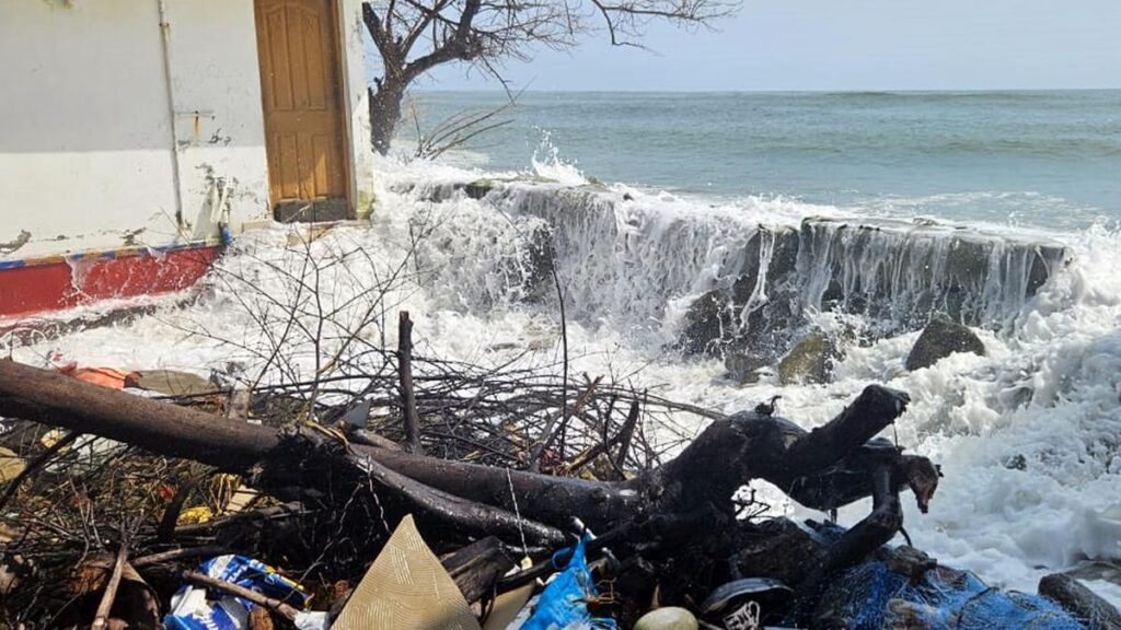 Dispute over continuance of relief camp for sea erosion-hit families at Cheriyakadavu