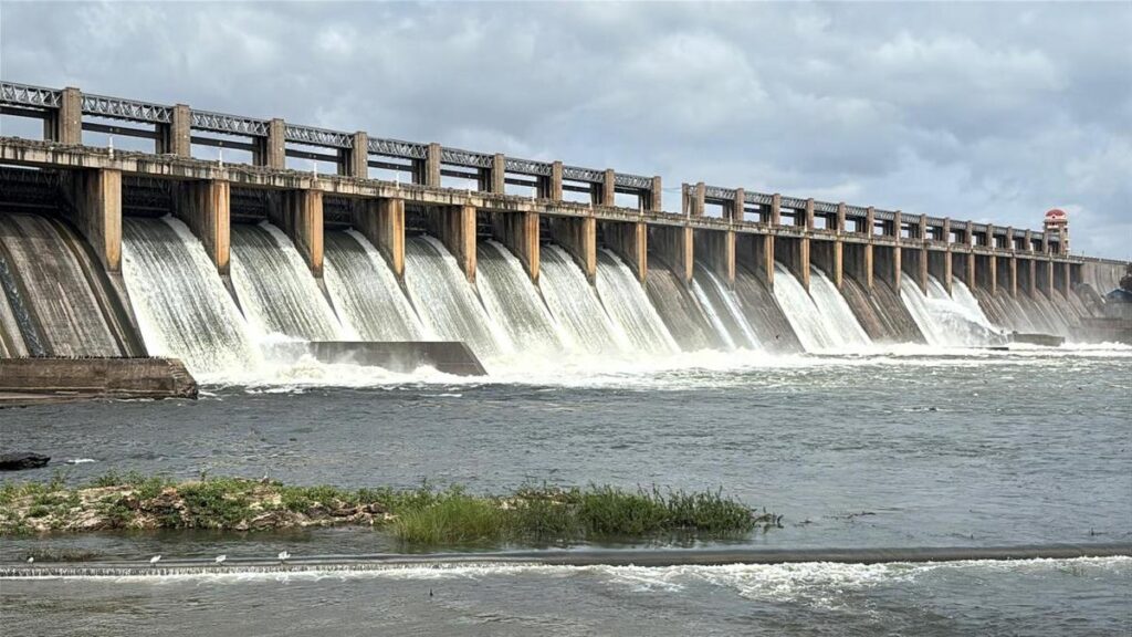20 gates of Tungabhadra Reservoir lifted to discharge 58,000 cusecs of water