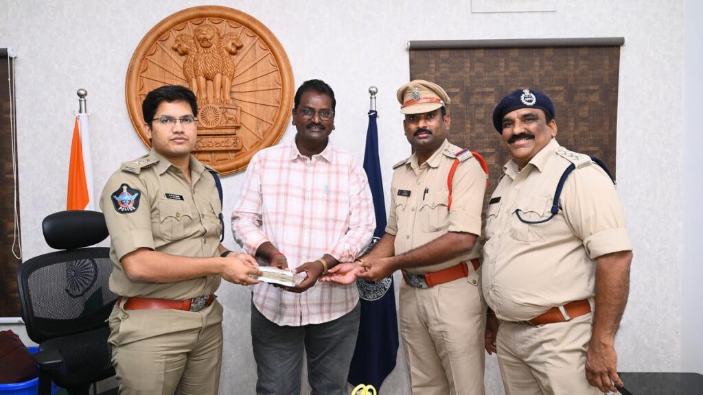 Police recovers ₹1.64 lakh, hands it over to cybercrime victim