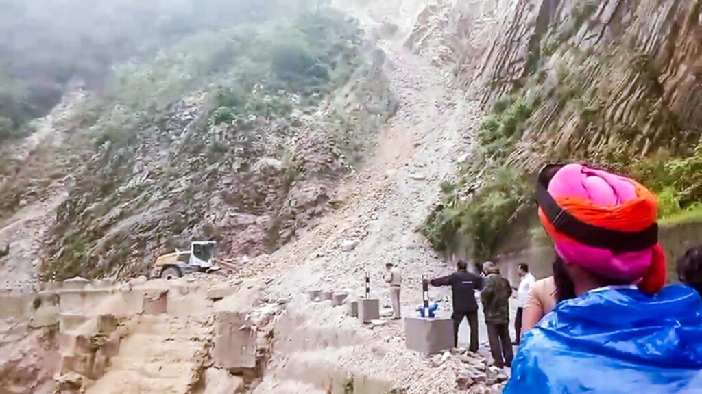 Landslide near Sonprayag; Kedarnath yatra temporarily suspended in Uttarakhand