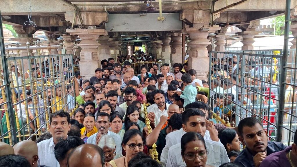 Free sparsha darshan cancelled in view of heavy rush at Srisailam