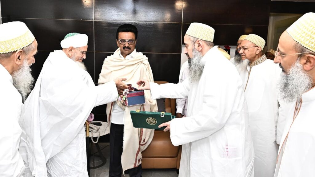 Stalin hosts Dawoodi Bohra leaders at his residence; ₹1 crore handed over to CMPRF
