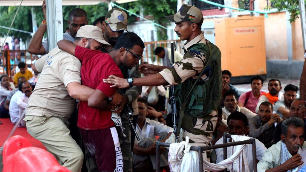 10th batch of over 6,400 pilgrims leaves Jammu for twin base camps of Amarnath