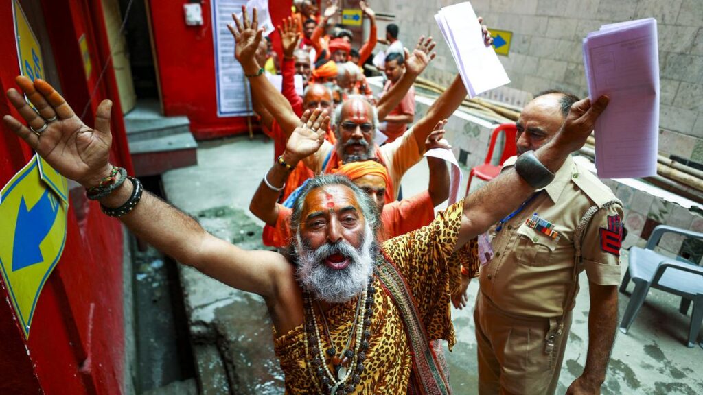 Another batch of over 6,600 pilgrims leaves for Amarnath shrine