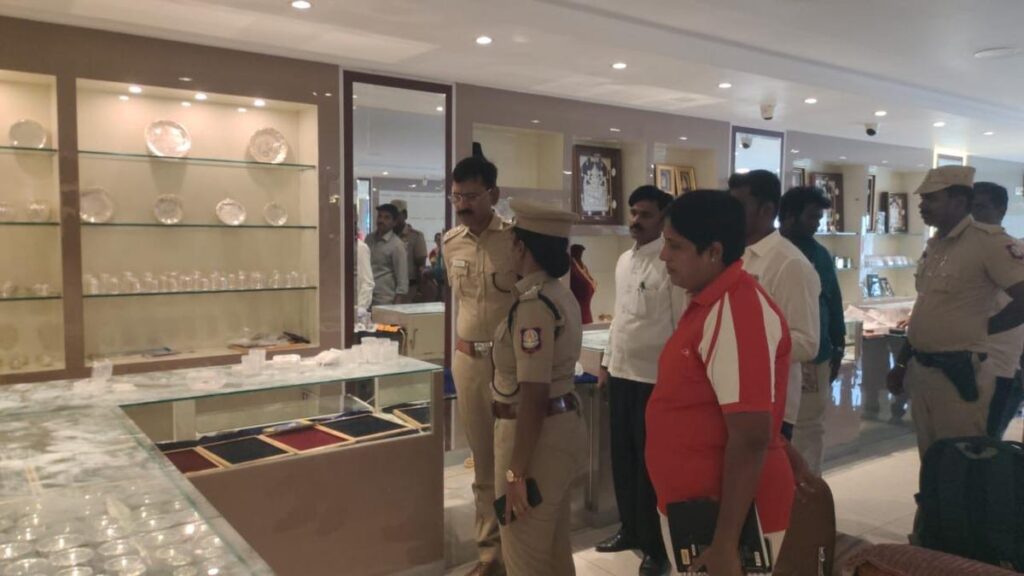 Gang steals 15 kg silver, cash and gold from jewellery showroom in Arani