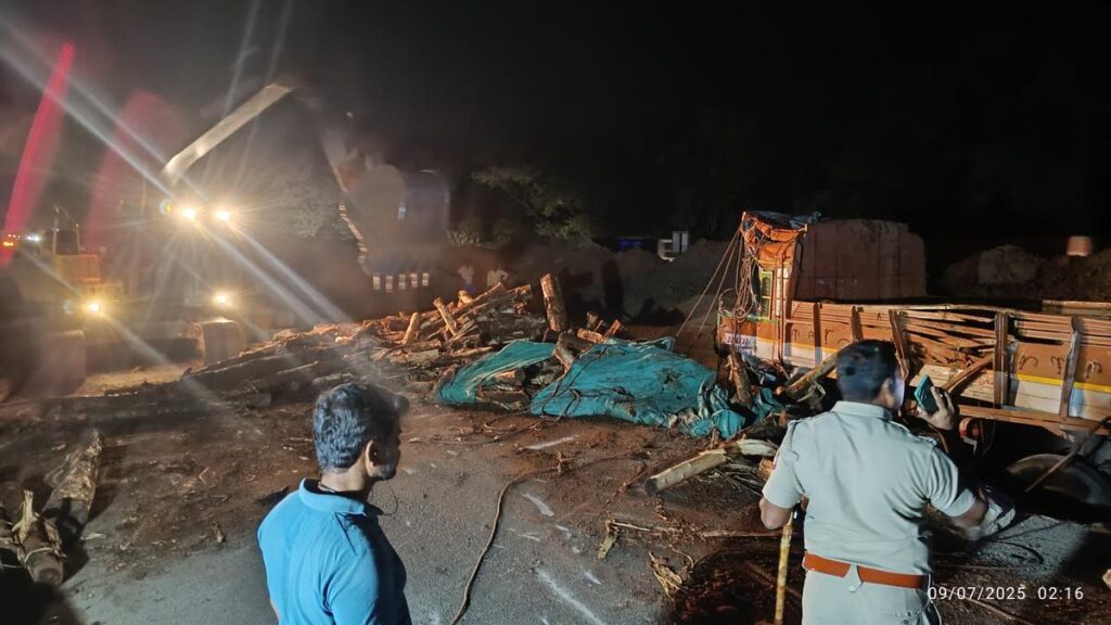 Traffic hit as lorry overturns on Chennai – Bengaluru Highway in Vellore